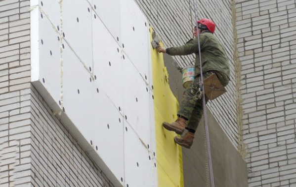 Technologie d'application de l'enduit de façade sur la mousse