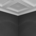 moulure en stuc au plafond dans l'appartement photo