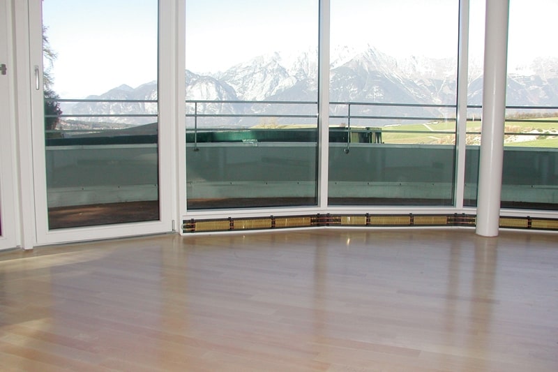 Chambre panoramique avec une plinthe chaude