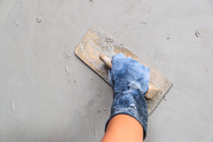 Pour garder la chape flottante uniforme, remplissez les balises en surface